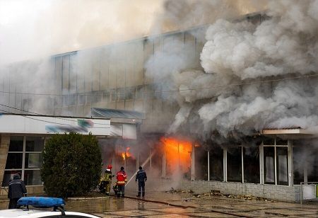 Fire breaks out in Logix Mall at Noida's Wave City Centre! The scene captures Hustle Bustle of the crowd